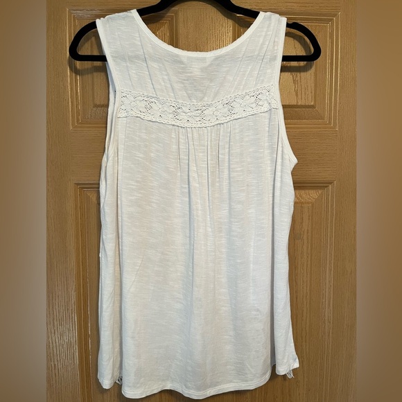 Adiva Women's Sleeveless Floral Lace Flowy Blouse - Picture 9 of 9